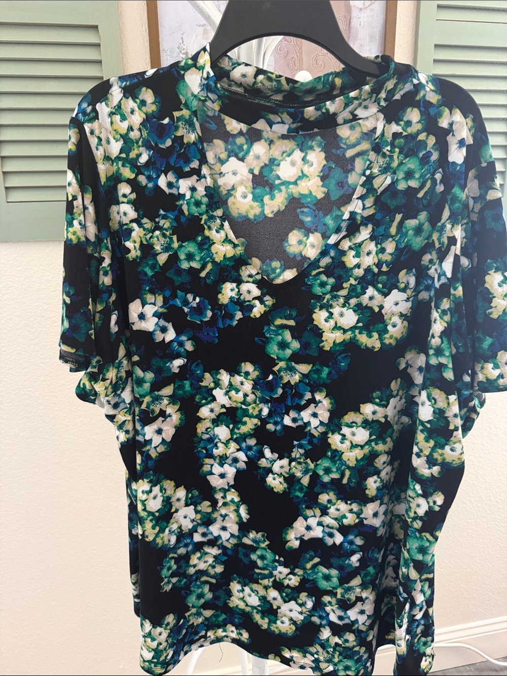 Floral V-Neck Short Sleeve Tee in Black and Green